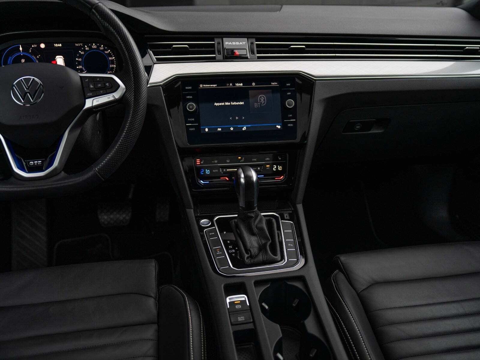 Grå VW Passat fra 2020