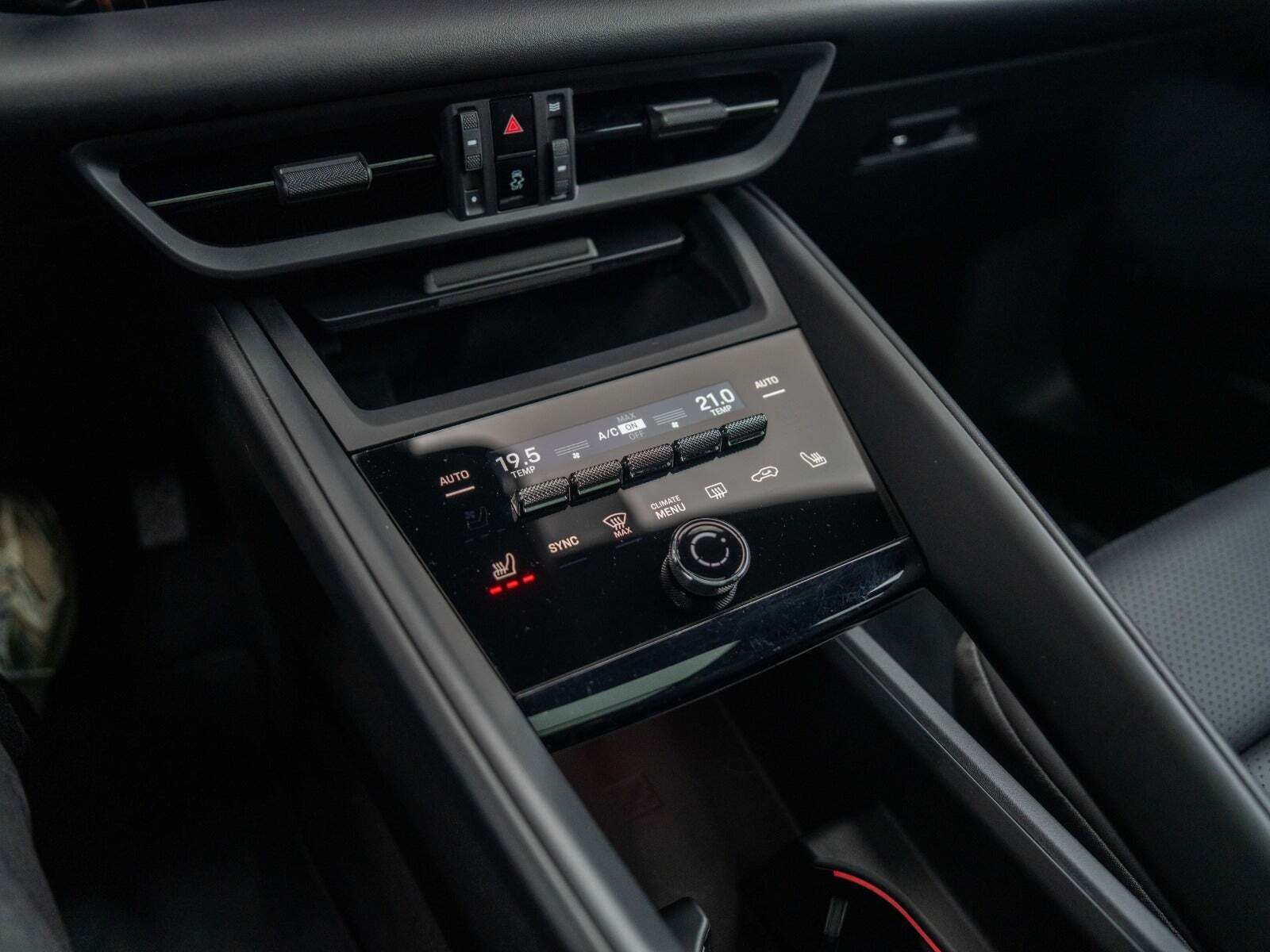 Sort Porsche Macan 4 fra 2024