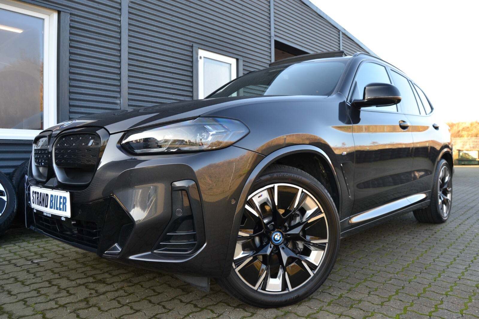 Grå BMW iX3 fra 2023