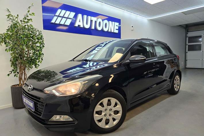 Sort Hyundai i20 fra 2017 set udefra