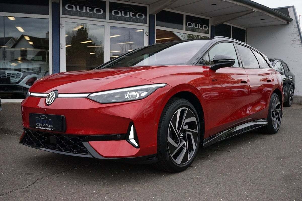 Rød VW ID.7 fra 2025 set udefra
