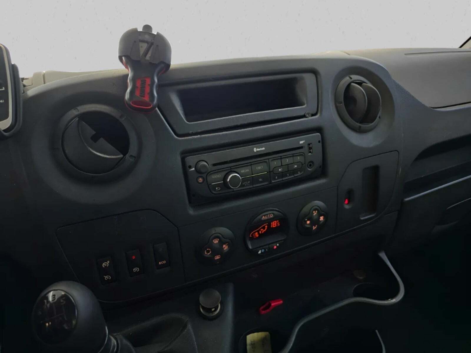 Hvid Opel Movano fra 2015