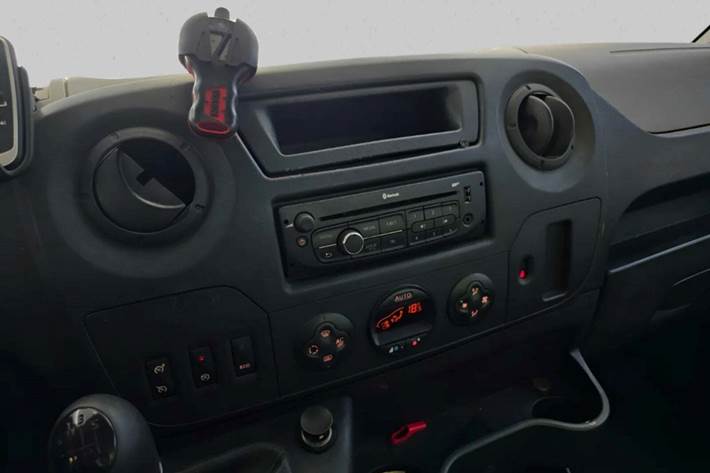 Hvid Opel Movano fra 2015