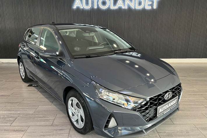 Grå Hyundai i20 fra 2022 set udefra