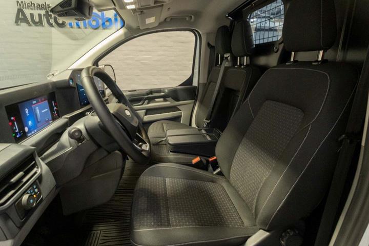 Hvid Ford Transit Custom 300 L2 fra 2024 set indefra