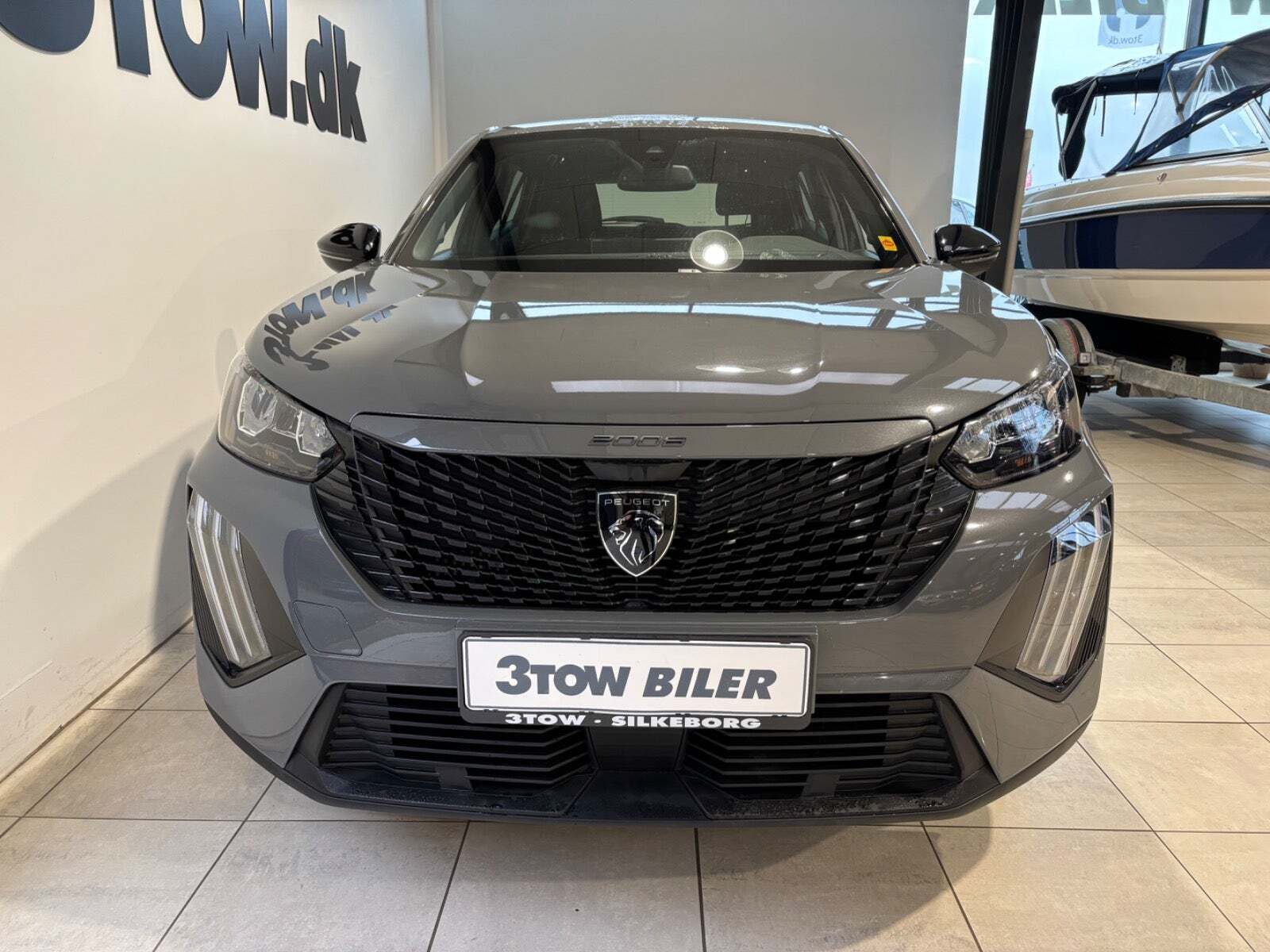 Grå Peugeot 2008 fra 2024