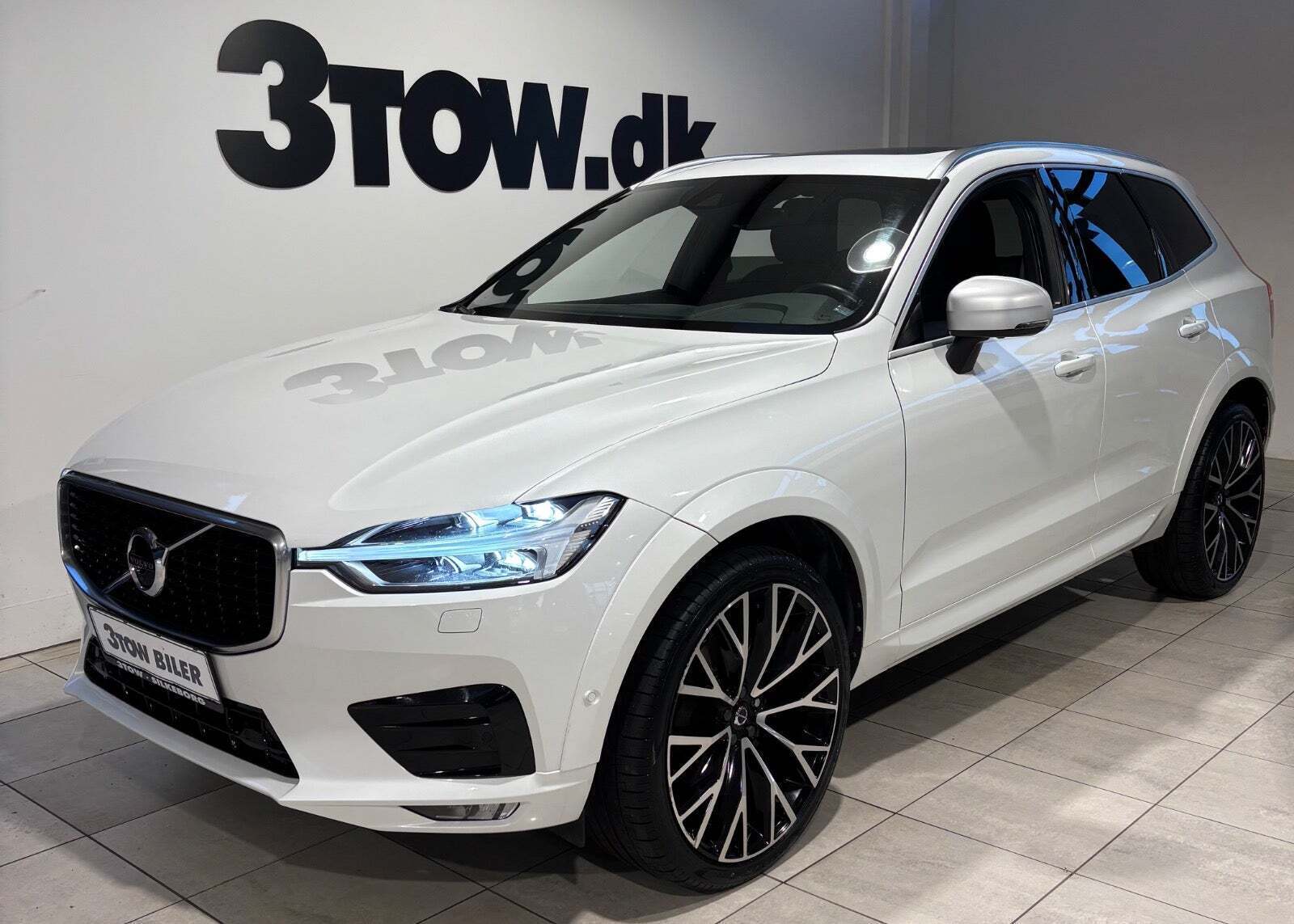 Hvid Volvo XC60 fra 2019 set udefra