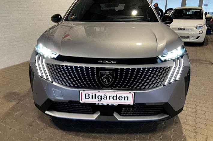 Sølv Peugeot e-5008 fra 2025