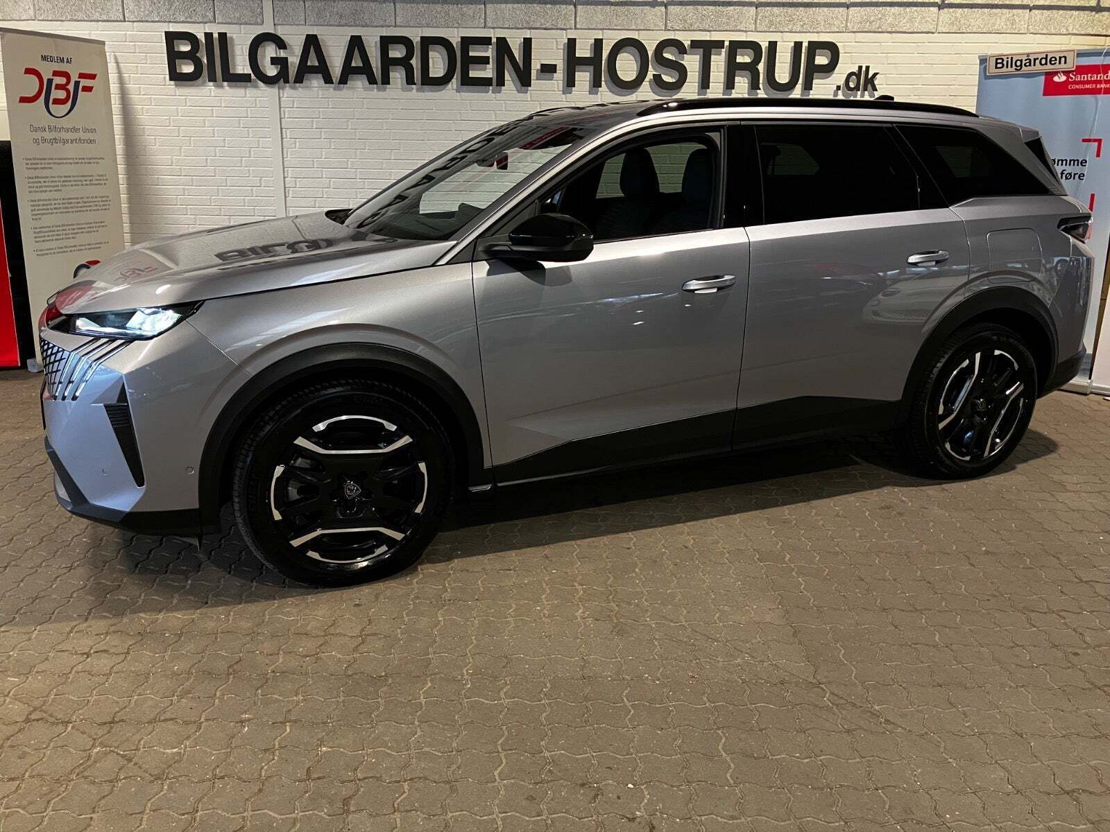 Sølv Peugeot e-5008 fra 2025