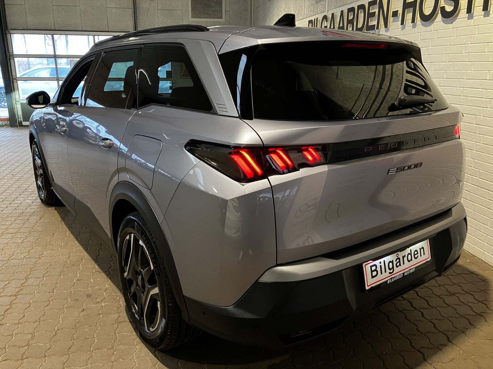 Sølv Peugeot e-5008 fra 2025
