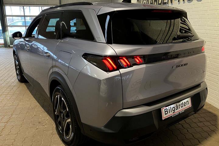 Sølv Peugeot e-5008 fra 2025