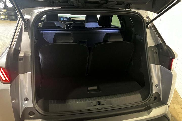 Sølv Peugeot e-5008 fra 2025