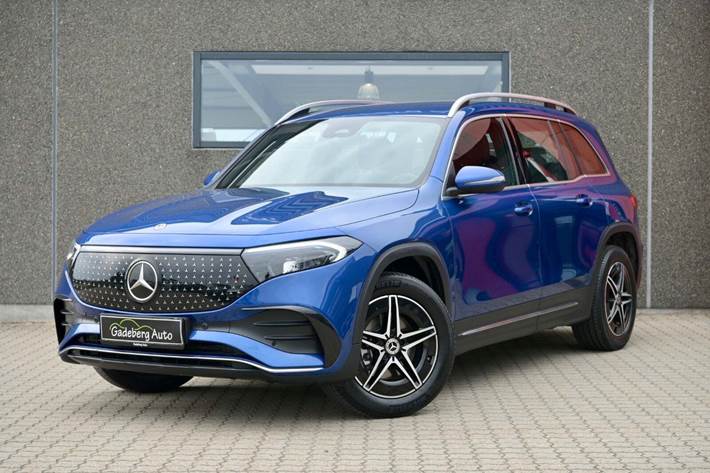 Blå Mercedes EQB250+ fra 2024 set udefra