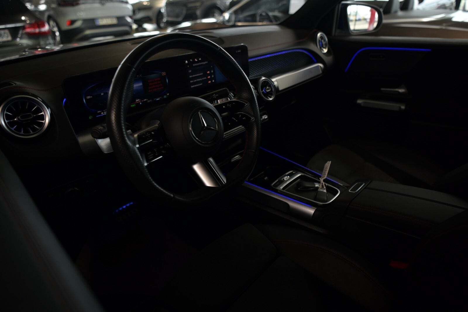 Blå Mercedes EQB250+ fra 2024