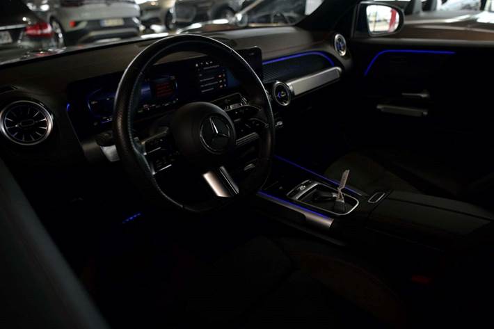 Blå Mercedes EQB250+ fra 2024