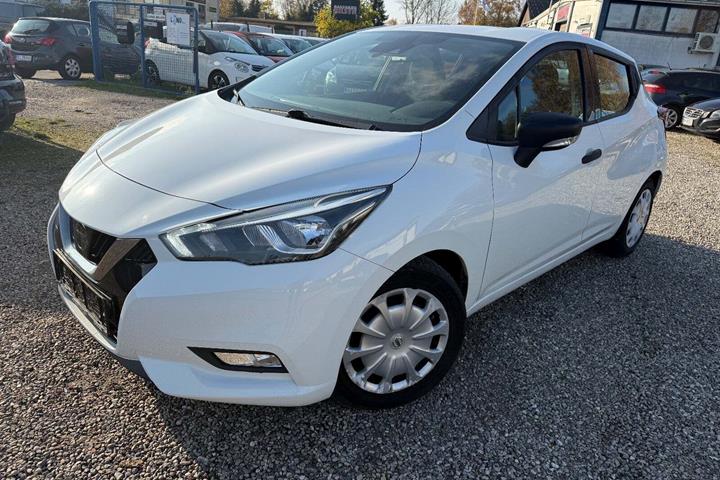 Hvid Nissan Micra fra 2017 set udefra