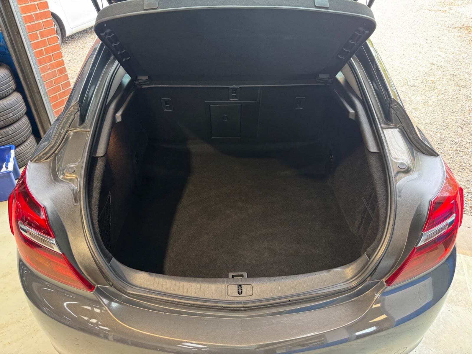 Grå Opel Insignia fra 2016