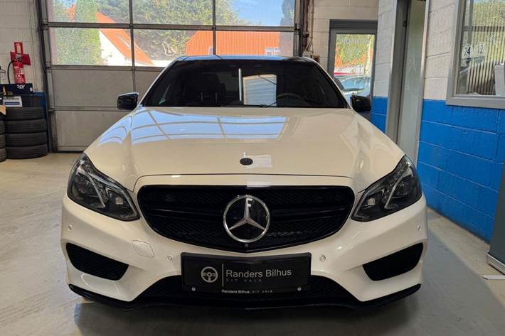 Hvid Mercedes E500 fra 2014 set udefra
