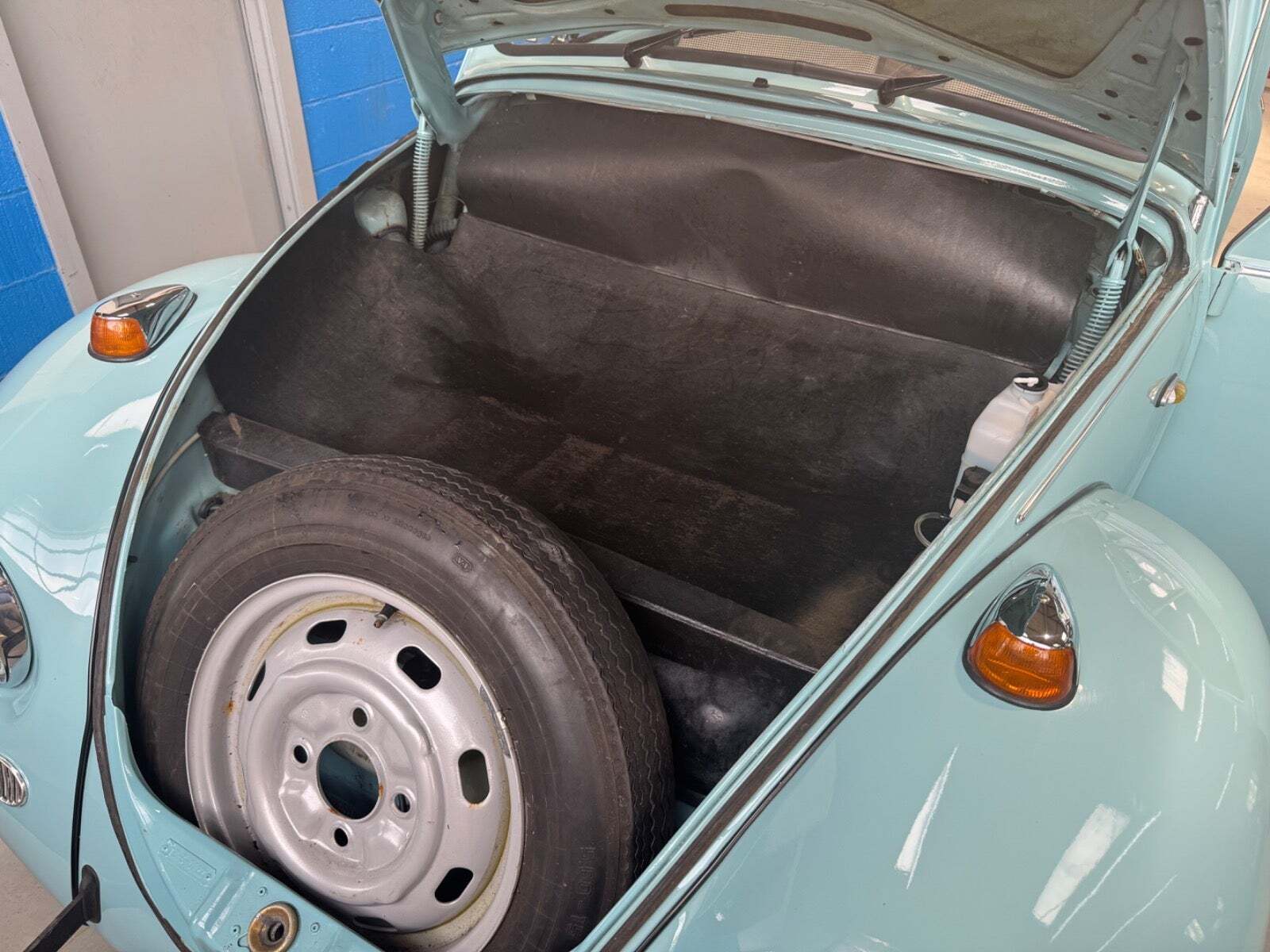 Blå VW 111 fra 1973 set udefra