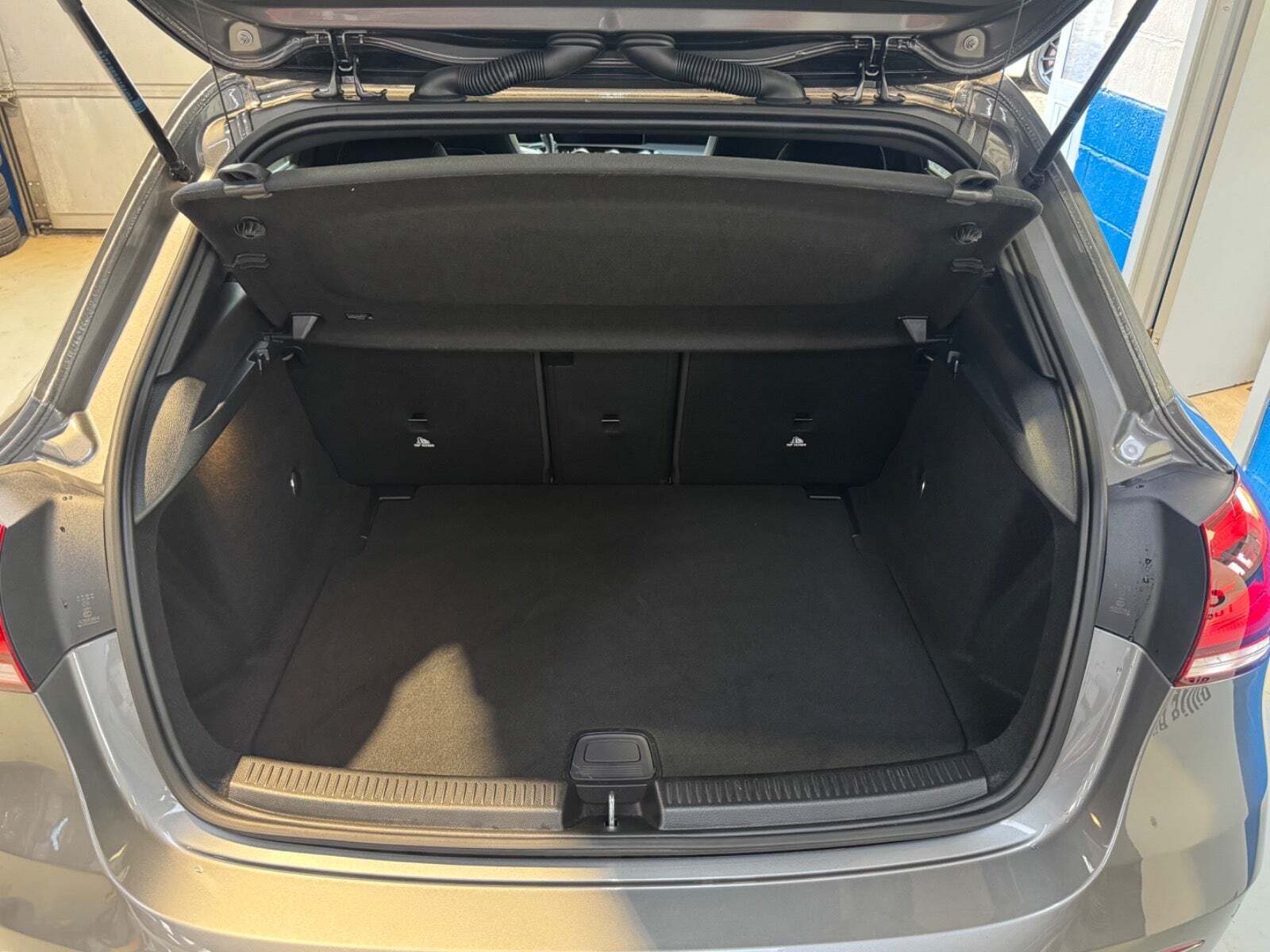 Grå Mercedes A200 d fra 2020