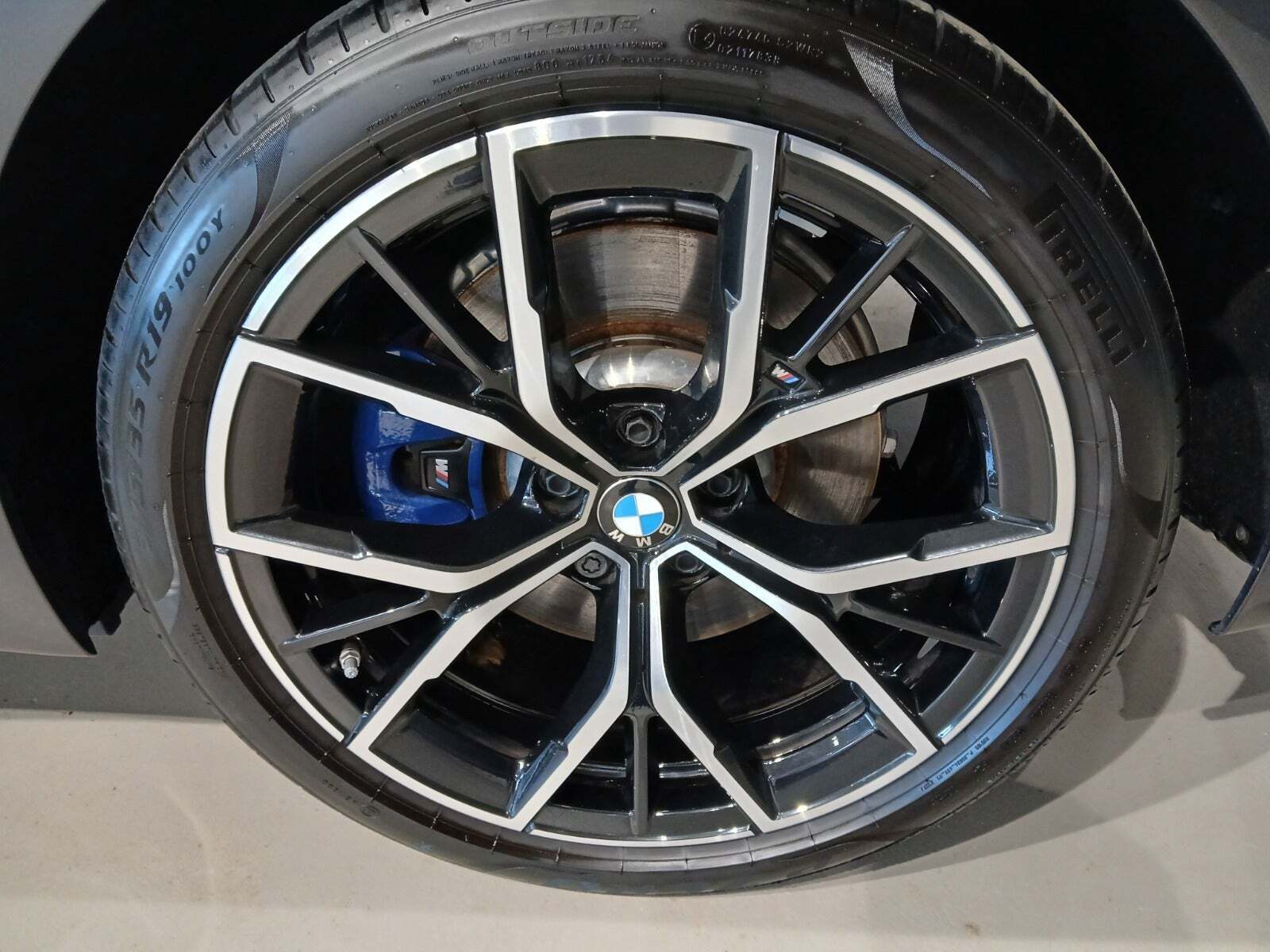 Grå BMW 545e fra 2021