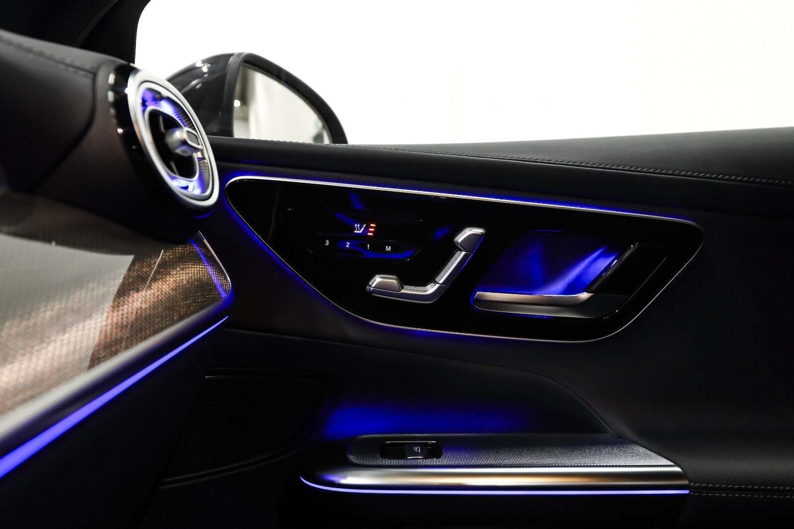 Grå Mercedes GLC300 e fra 2023