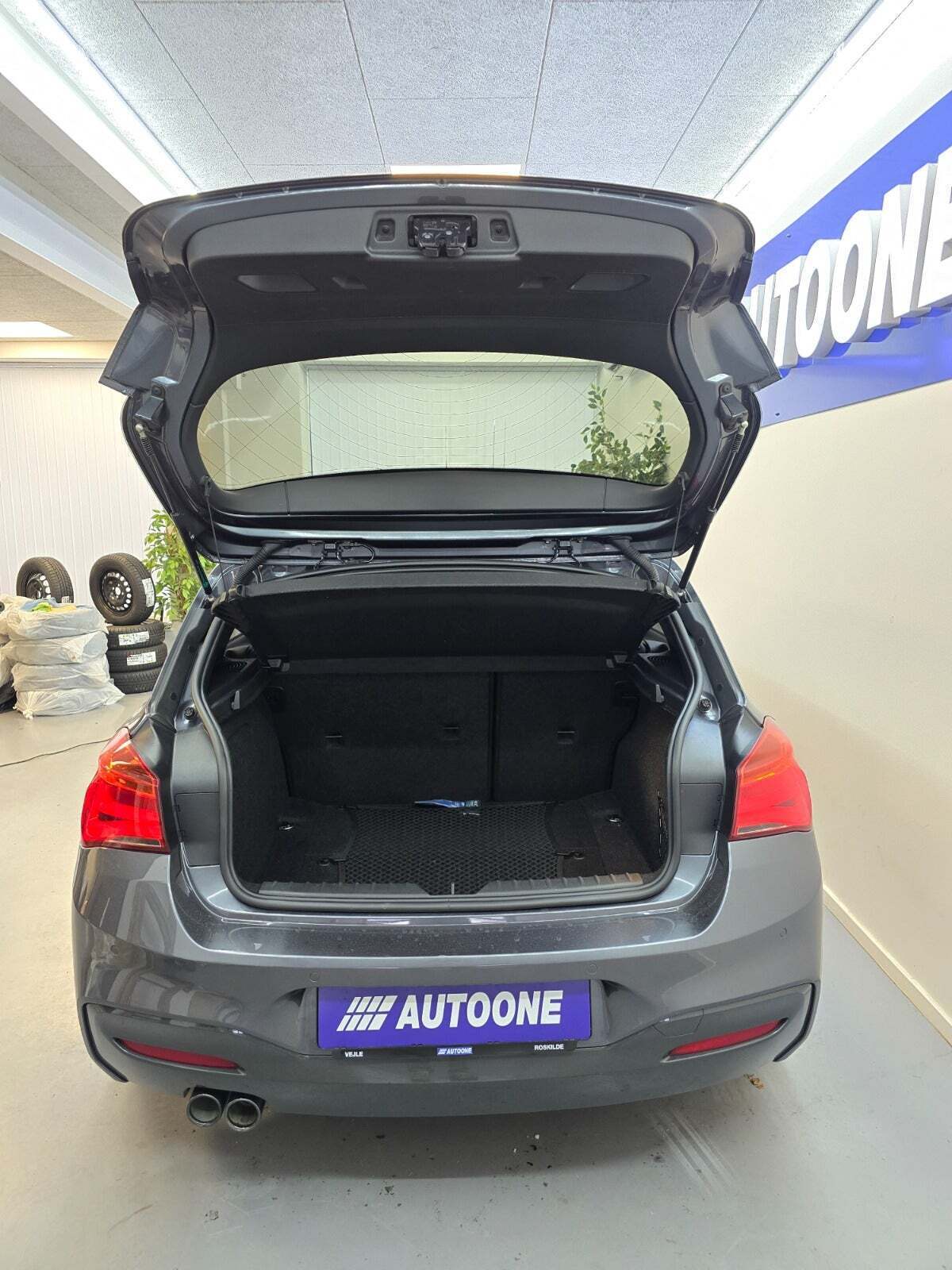 Grå BMW 120i fra 2019