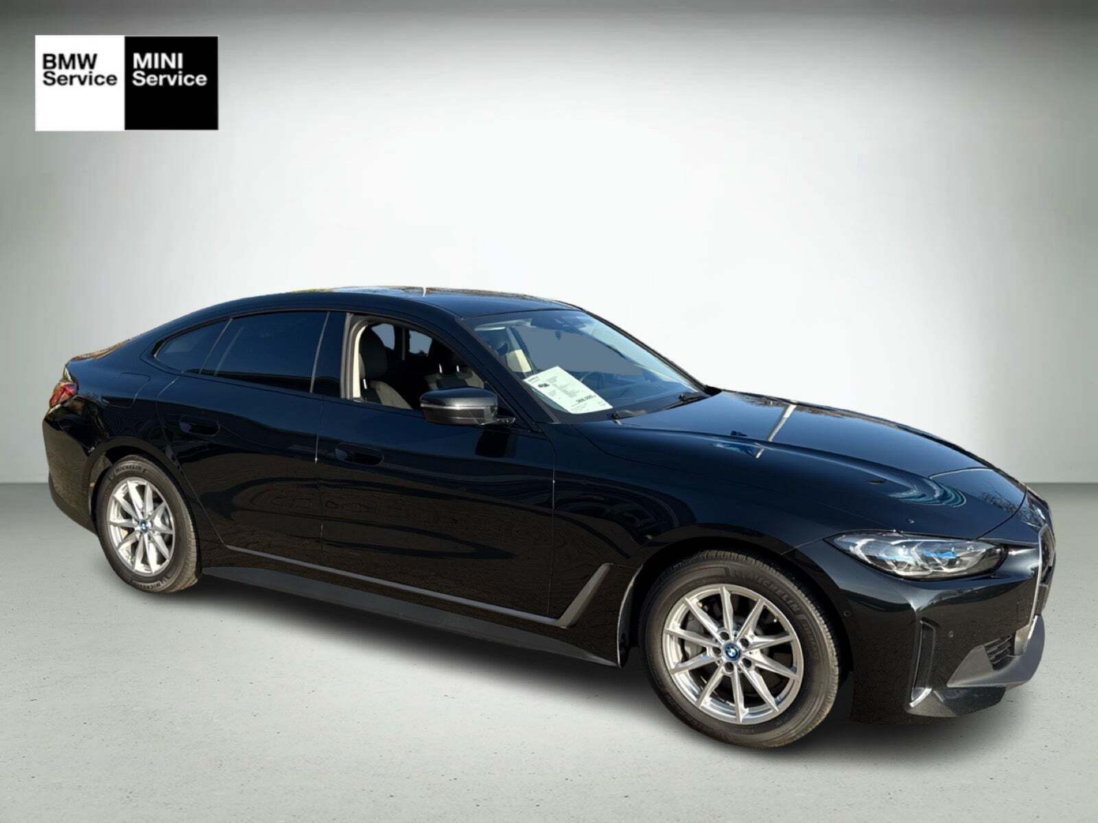 Sort BMW i4 fra 2024 set udefra