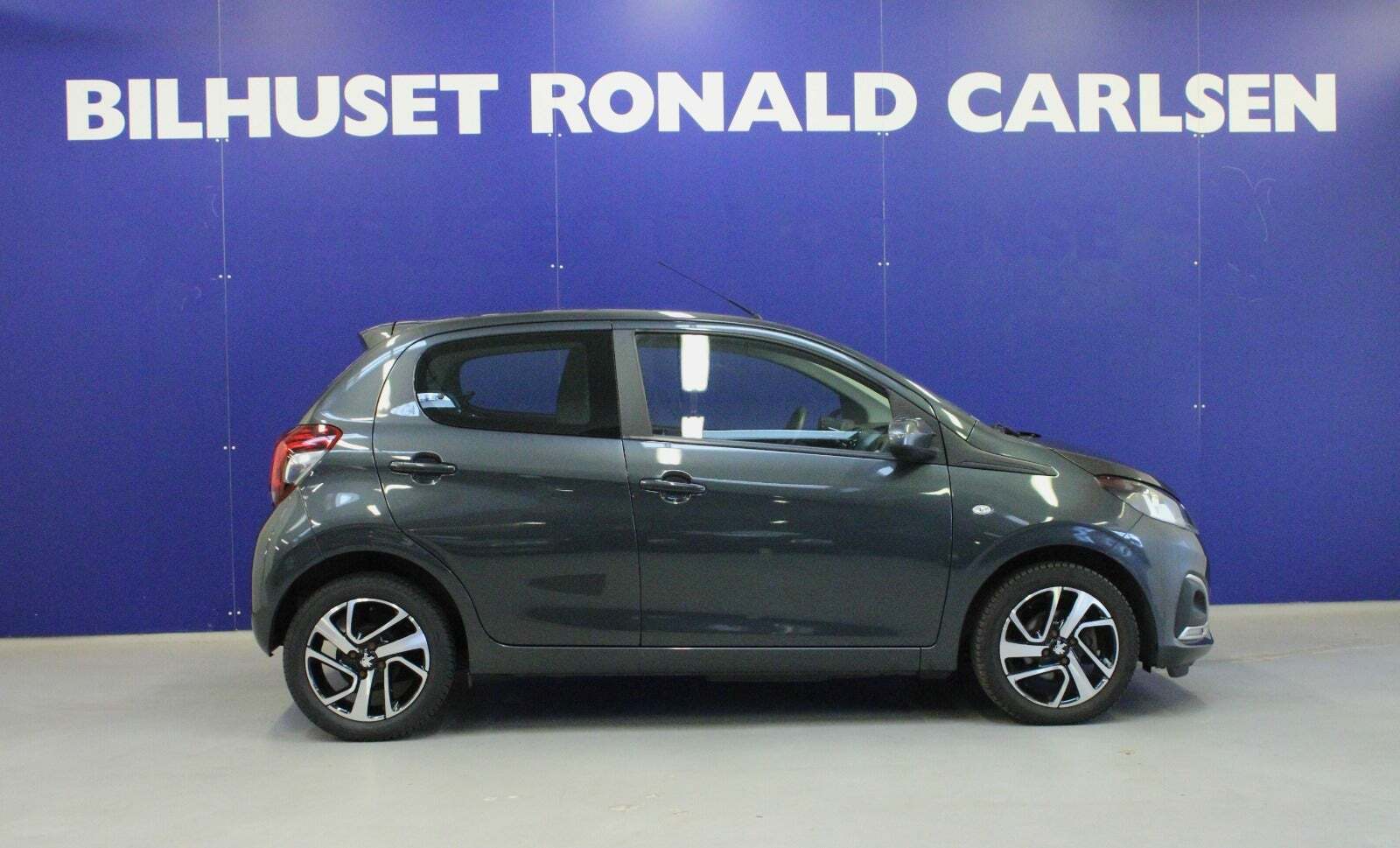 Grå Peugeot 108 fra 2020