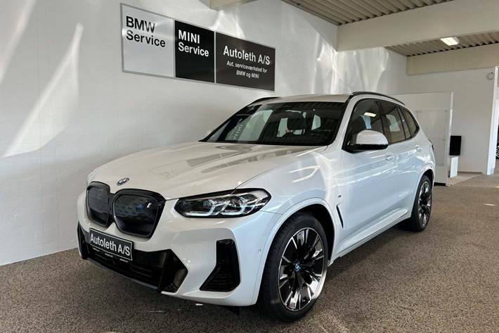 Hvid BMW iX3 fra 2024 set udefra