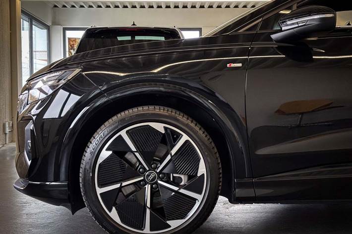 Sort Audi Q4 e-tron fra 2024