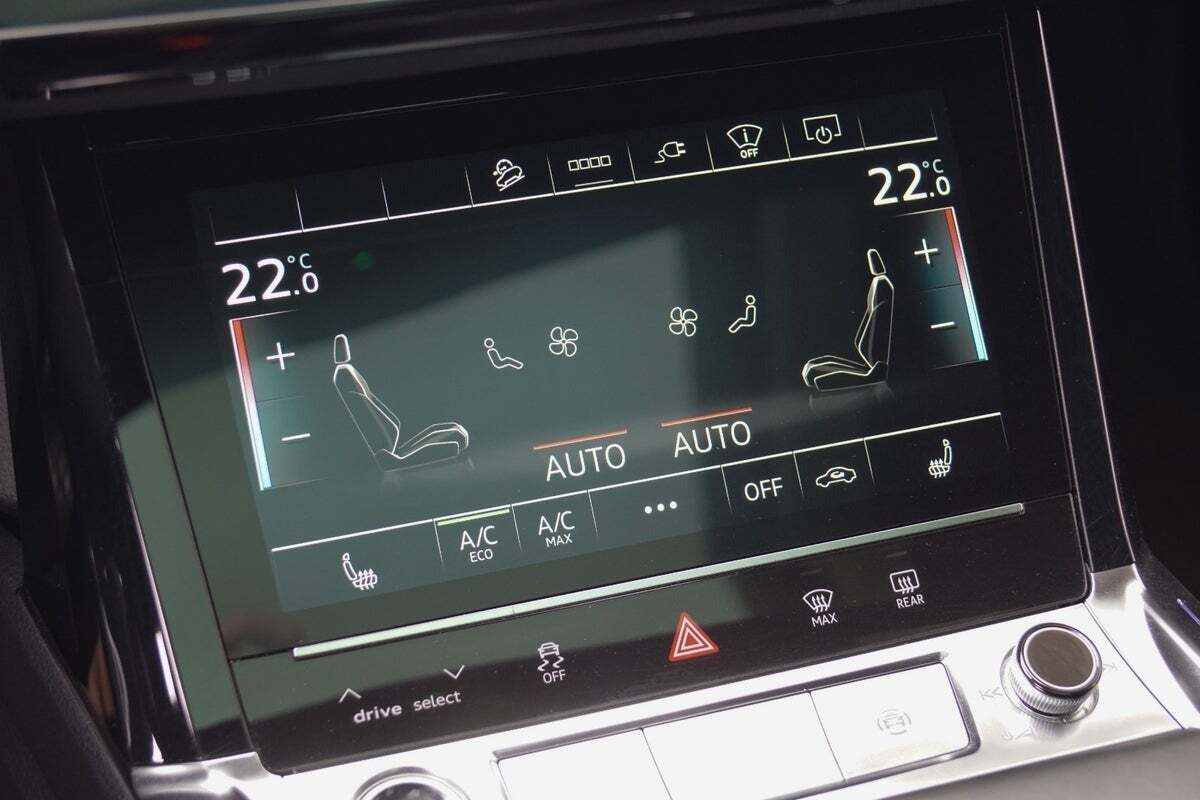 Hvid Audi e-tron fra 2022