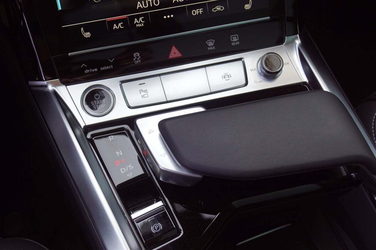 Grå Audi Q8 e-tron fra 2023