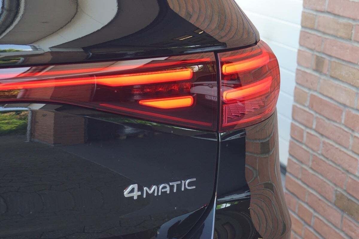 Sort Mercedes EQB300 fra 2024