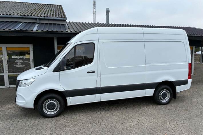 Hvid Mercedes Sprinter 317 fra 2023