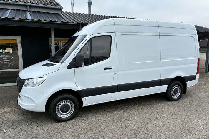 Hvid Mercedes Sprinter 317 fra 2023