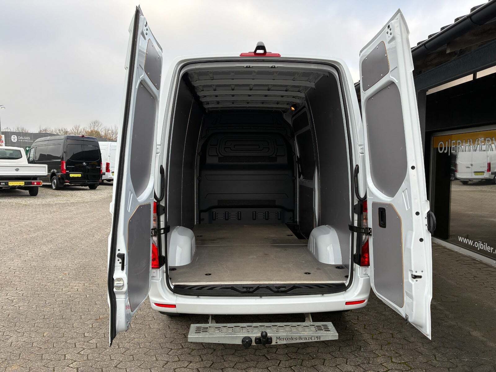 Hvid Mercedes Sprinter 317 fra 2023