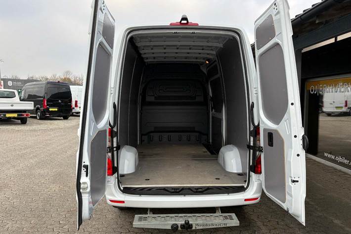 Hvid Mercedes Sprinter 317 fra 2023