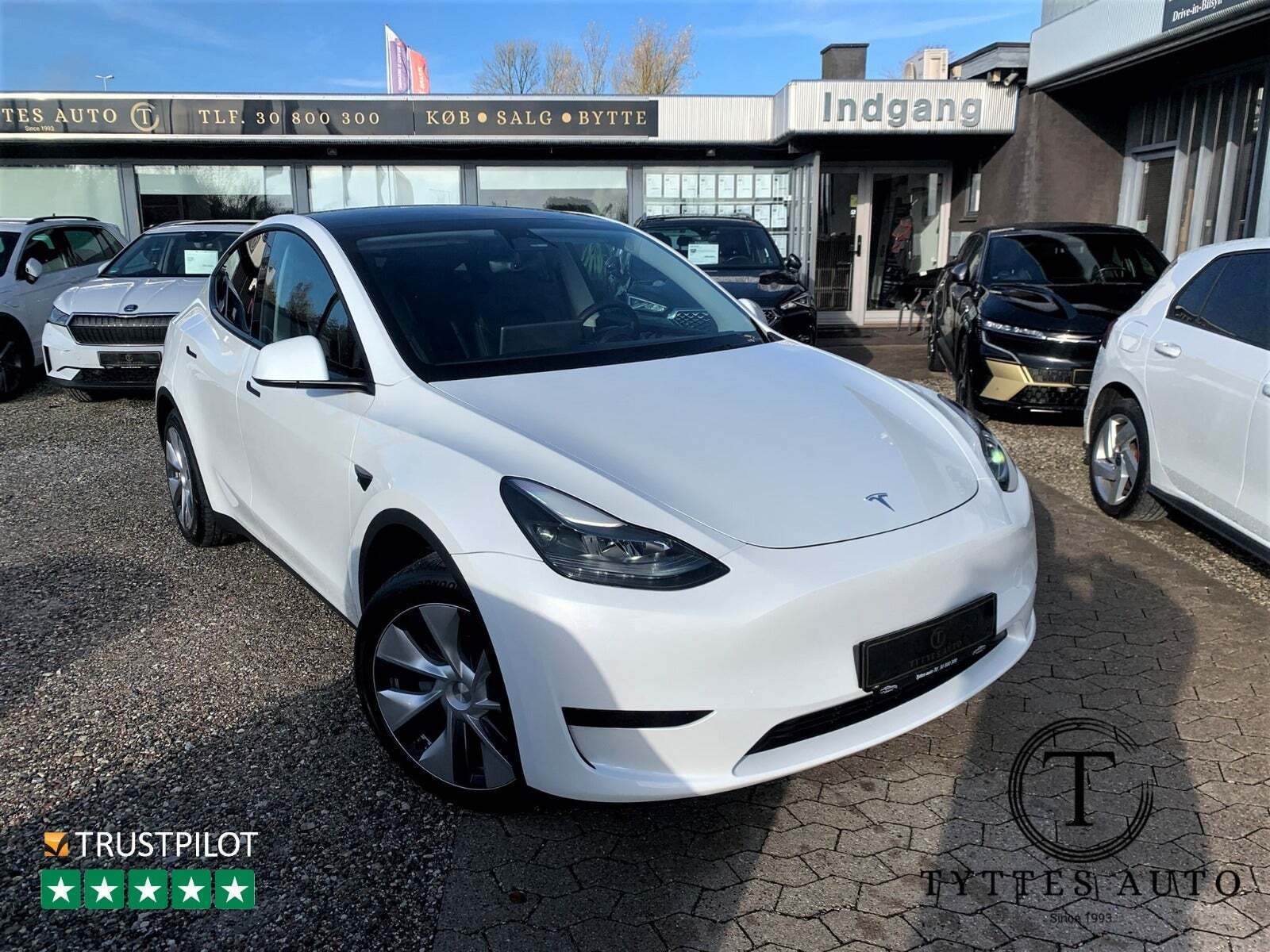 Hvid Tesla Model Y fra 2024 set udefra