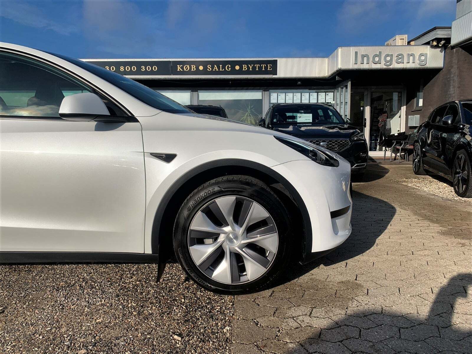 Hvid Tesla Model Y fra 2024