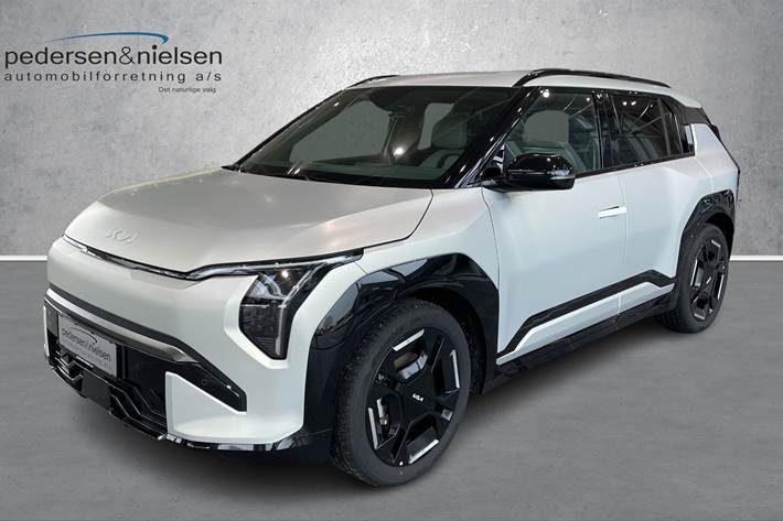 Sølv Kia EV3 fra 2025 set udefra