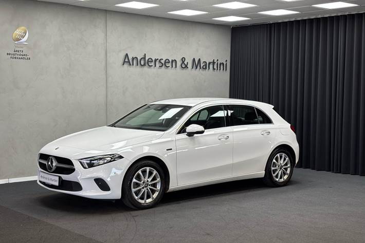 Hvid Mercedes A250 e fra 2020 set udefra