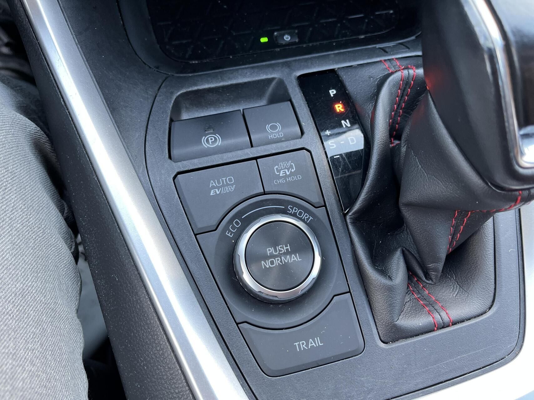 Sølv Toyota RAV4 Plug-in fra 2021