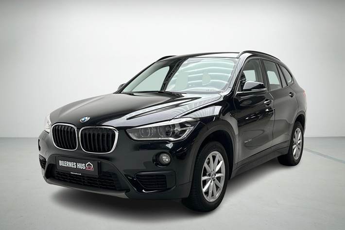 Sort BMW X1 fra 2017 set udefra