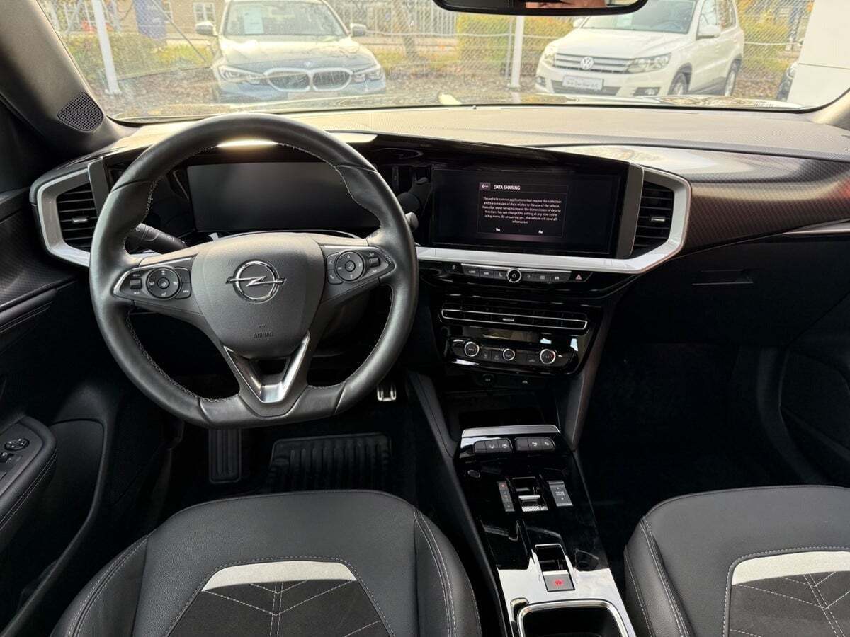 Sort Opel Mokka-e fra 2023