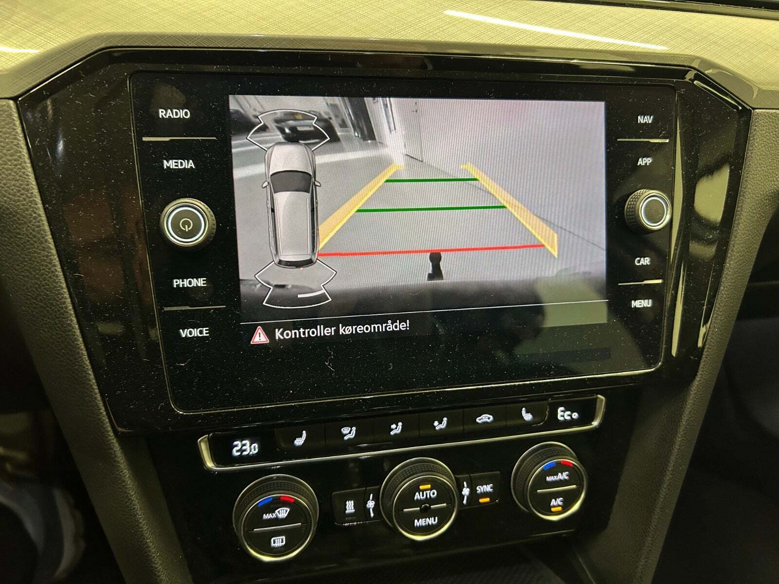 Hvid VW Passat fra 2019