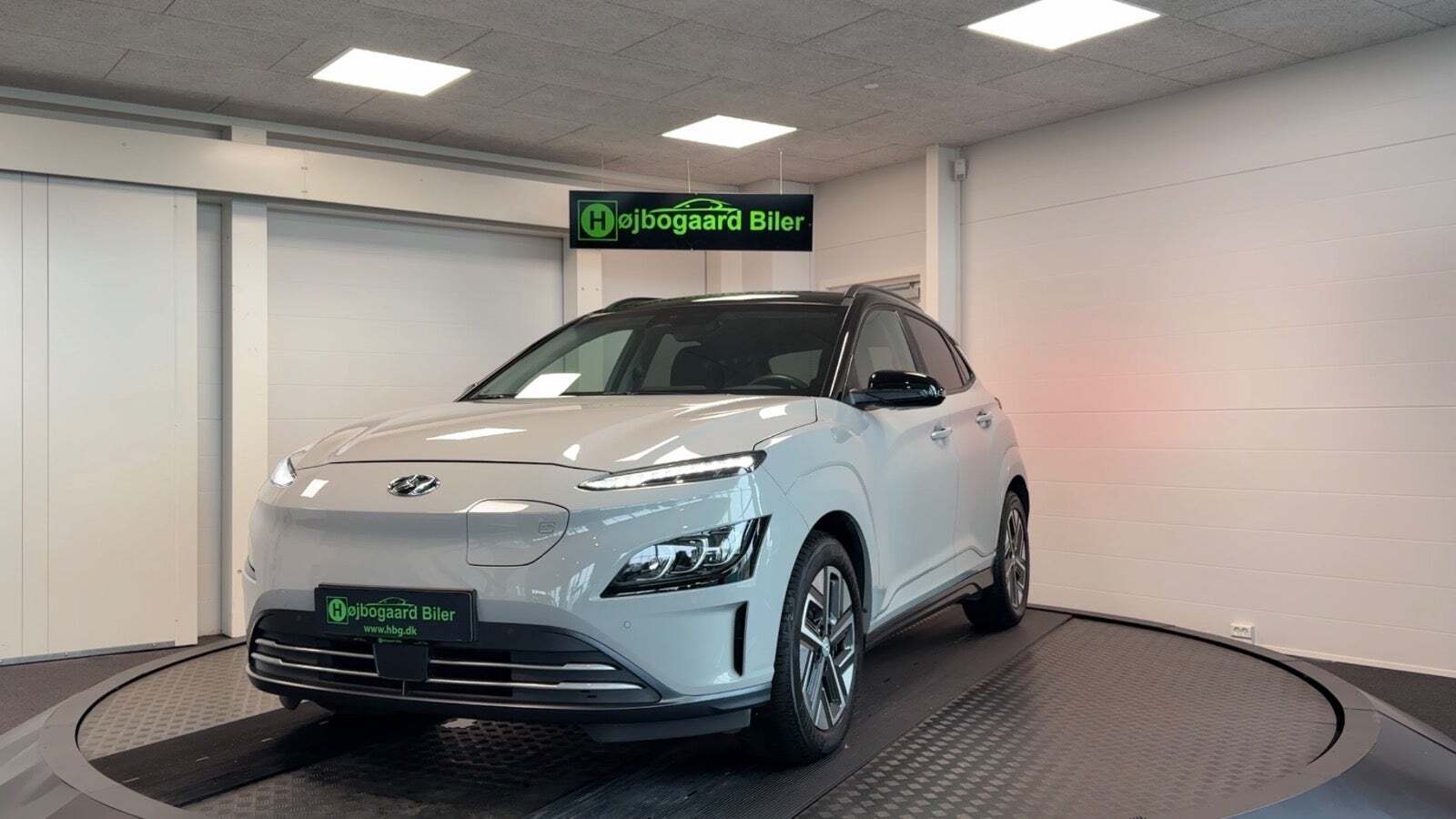 Grå Hyundai Kona fra 2022 set udefra