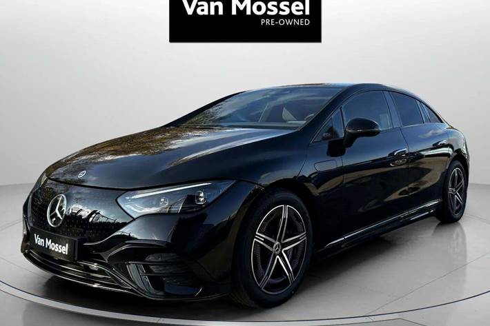 Sort Mercedes EQE350 fra 2024 set udefra