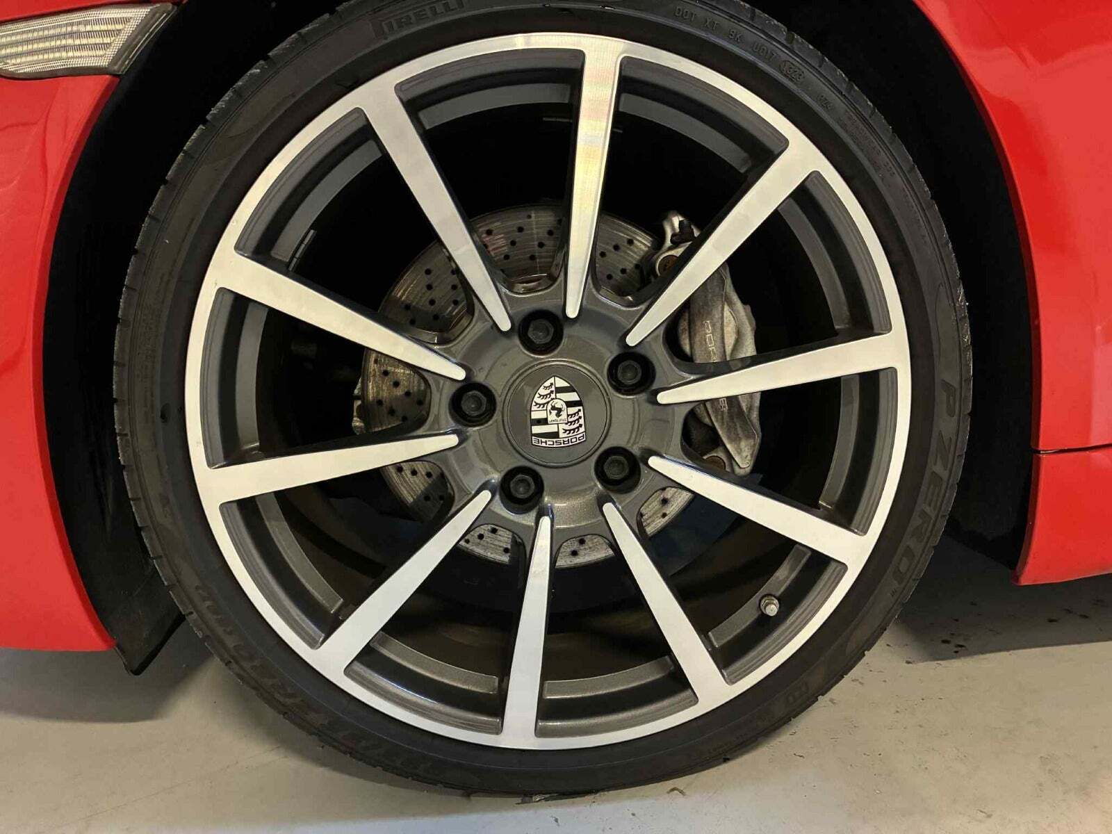 Rød Porsche 718 Boxster fra 2017 set udefra