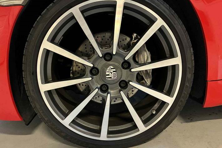 Rød Porsche 718 Boxster fra 2017 set udefra